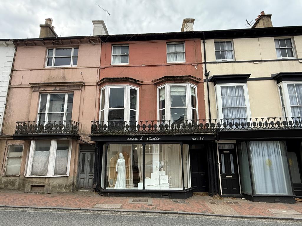 Lot: 90 - FREEHOLD COMMERCIAL INVESTMENT PLUS GROUND RENT INCOME - Front view of Commercial Investment with Ground Rents
